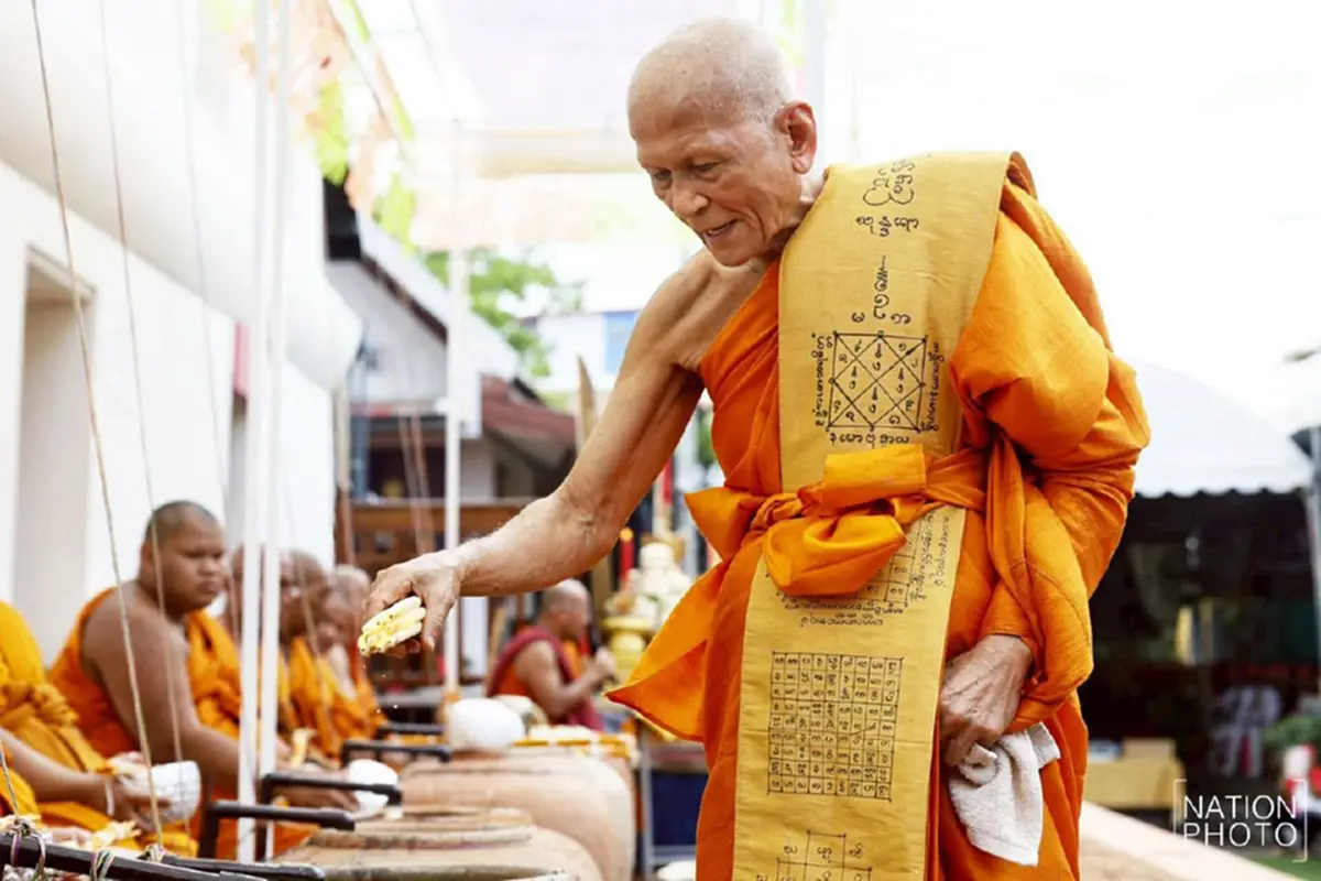 ศรัทธาแน่นวัด! พุทธศาสนิกชนแห่อาบน้ำมนต์โบราณ "สัมพุทเธหงสา"