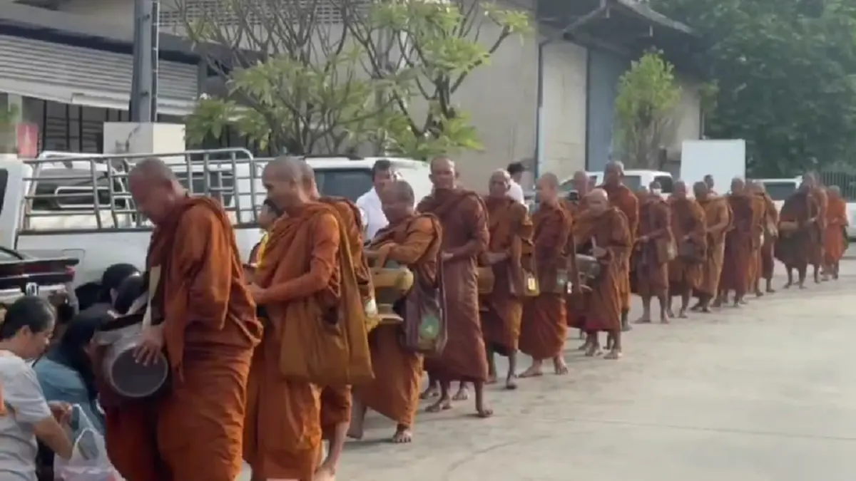 พบพระธุดงค์กว่า 60 รูป เดินผ่านโคราช วอนผู้ใช้ถนนชะลอความเร็ว