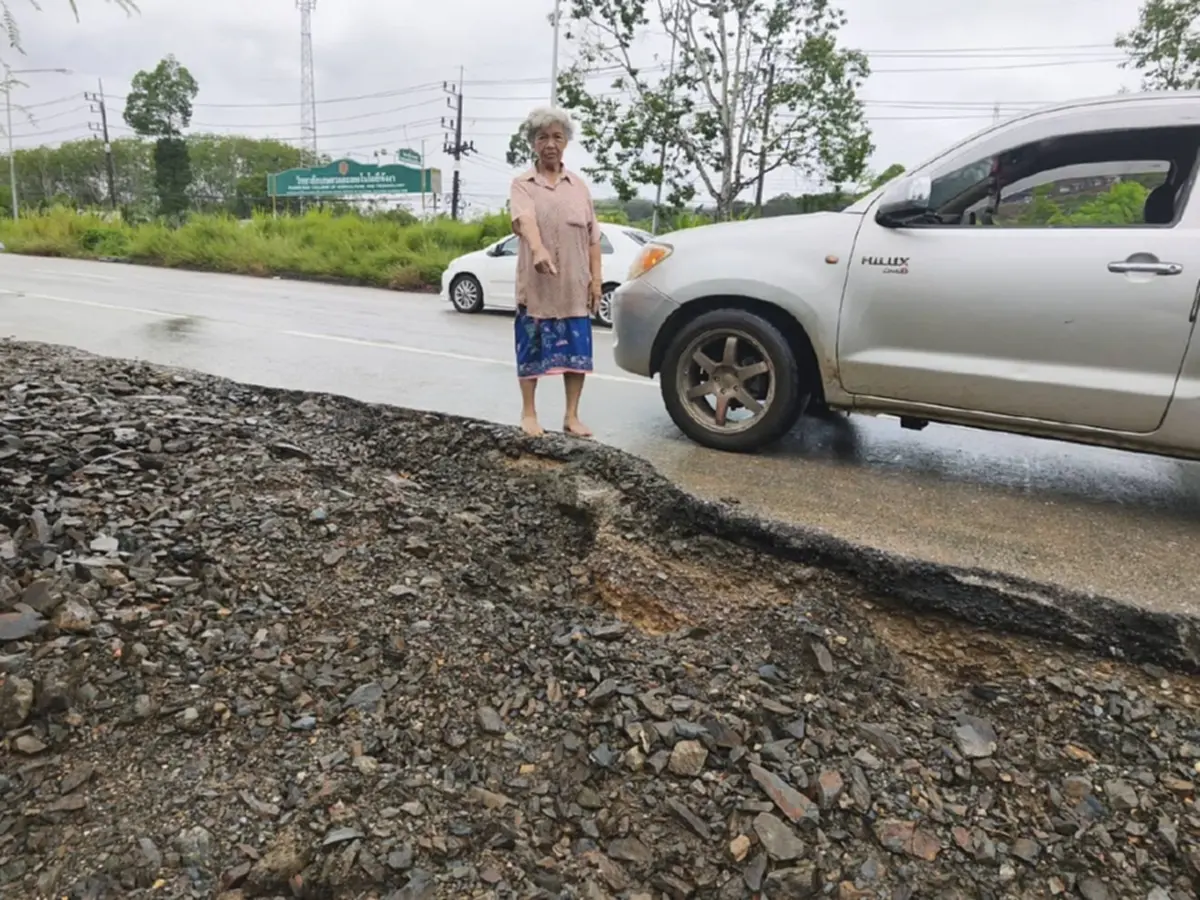 ชาวพังงาร้อง! โครงการฝังท่อประปายักษ์ทำขอบถนนทรุดวุ่น
