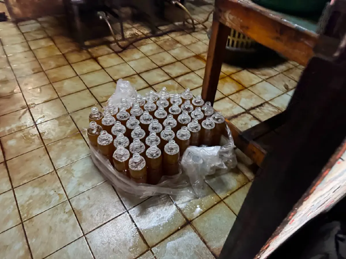 รวบคาร้าน! ลอบขายน้ำกระท่อมใกล้โรงเรียน ไม่มีใบอนุญาต