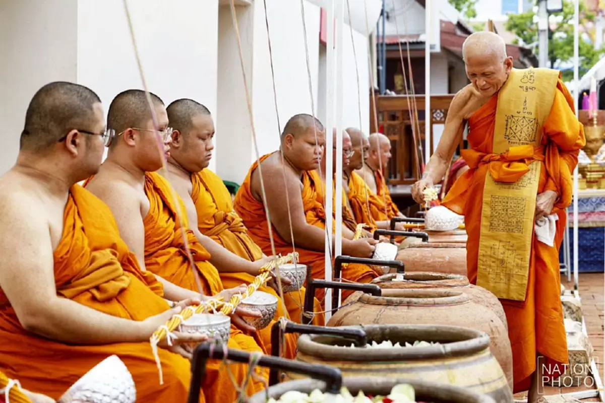 ศรัทธาแน่นวัด! พุทธศาสนิกชนแห่อาบน้ำมนต์โบราณ "สัมพุทเธหงสา"