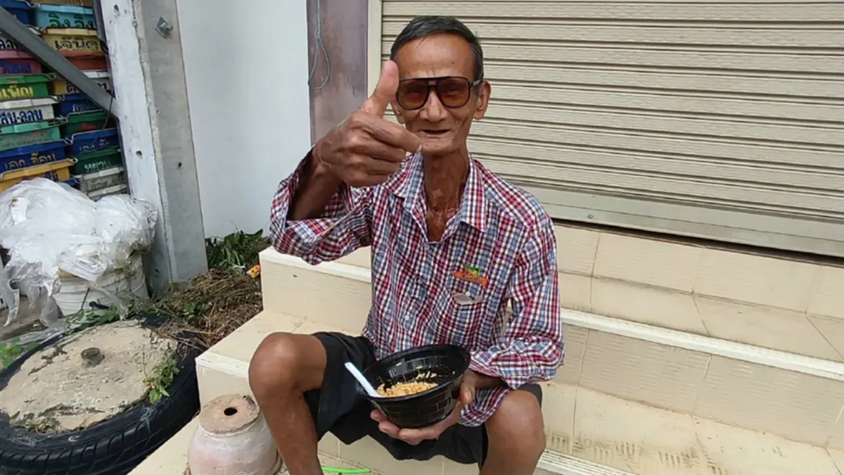 ผู้สูงวัยลุยอุทธรณ์บัตรคนจนอุทัยฯ ร้านดังแจกข้าวฟรี
