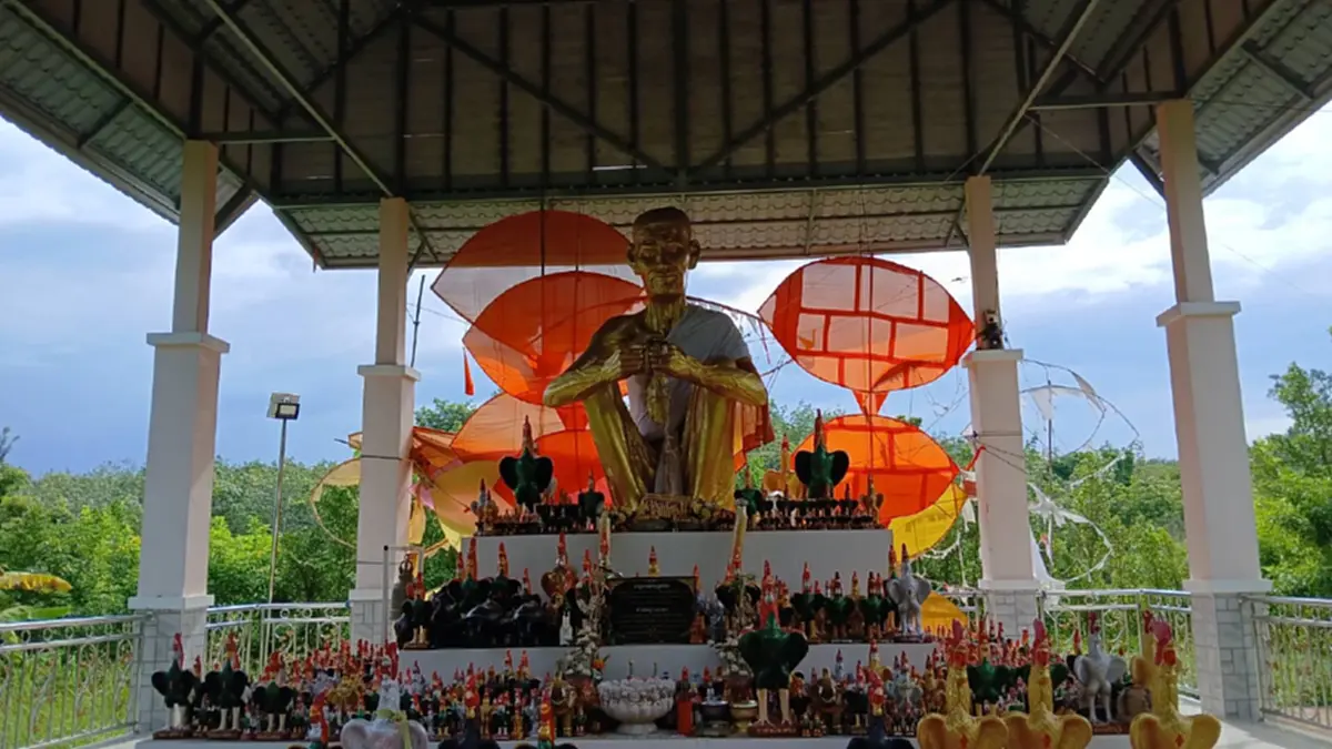 ฮือฮา! พญาบึ้งโผล่กระท่อมละสังขาร "หลวงปู่สรวง" แห่ส่องเลข