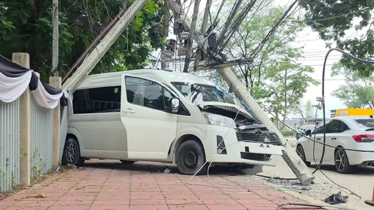 นาทีชีวิตระทึก! รถตู้นักเรียนอัดเสาไฟพังยับ เจ็บระนาว