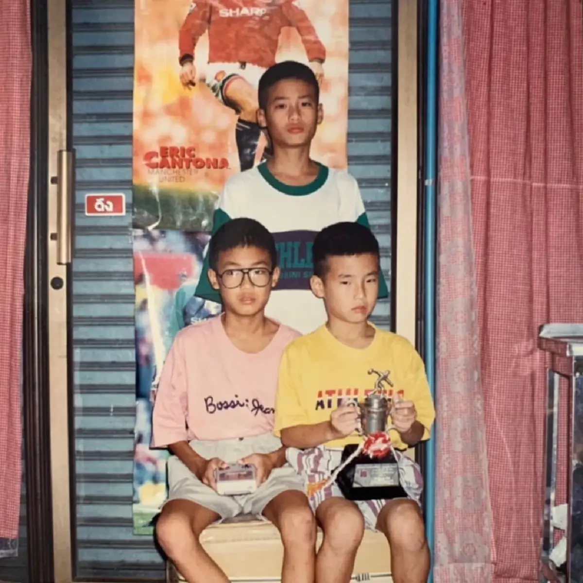 รู้แล้วหล่อได้ใคร  เผยภาพคุณพ่อ ดีเอ็นเอพรีเมียม 3 พี่น้อง
