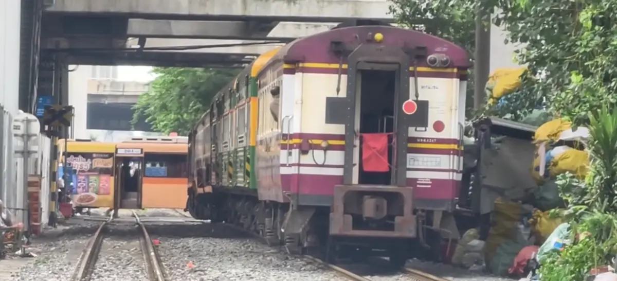 โดนแล้ว คนขับรถเมล์สาย 204 จอดคร่อมราง ขณะรถไฟกำลังขับผ่าน
