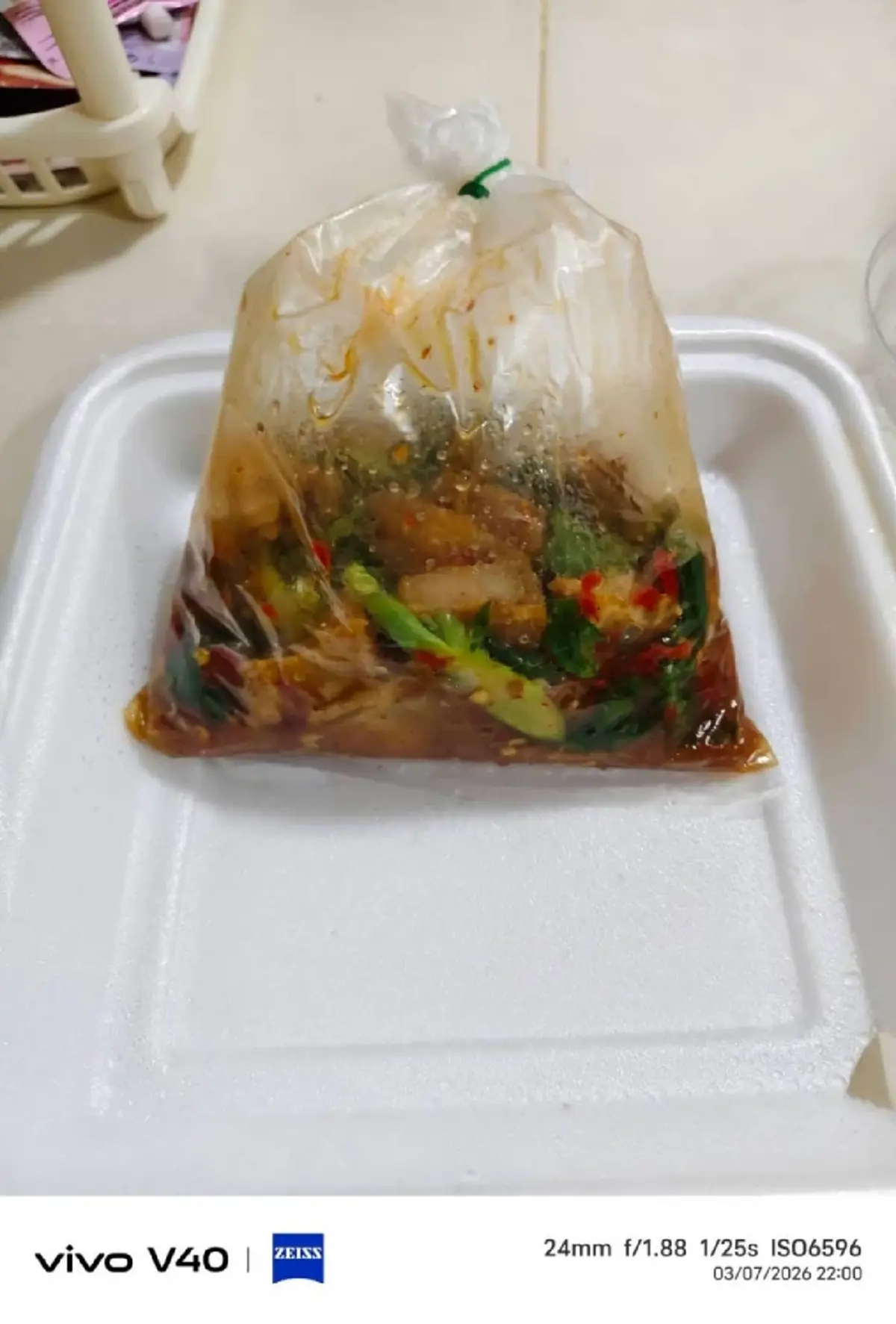 ดราม่าสนั่น! ลูกค้าโพสต์ข้าวกะเพราหมูกรอบพิเศษ 200 บาท แพงไหม?