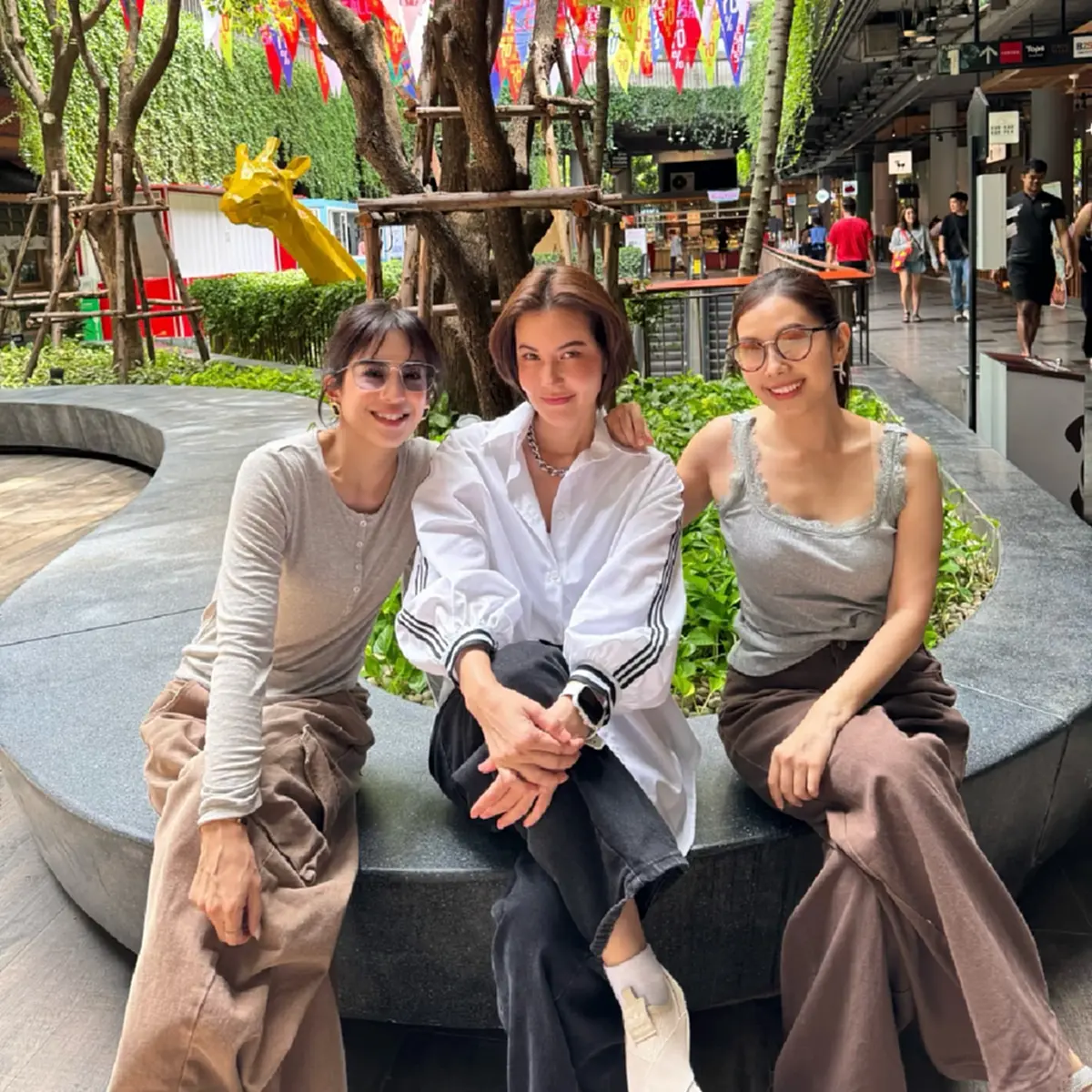 แฟนคลับอึ้งเกินต้านมาก  "ธัญญ่า-เกด-ยุ้ย" แชะภาพเทียบอดีต 30 ปี