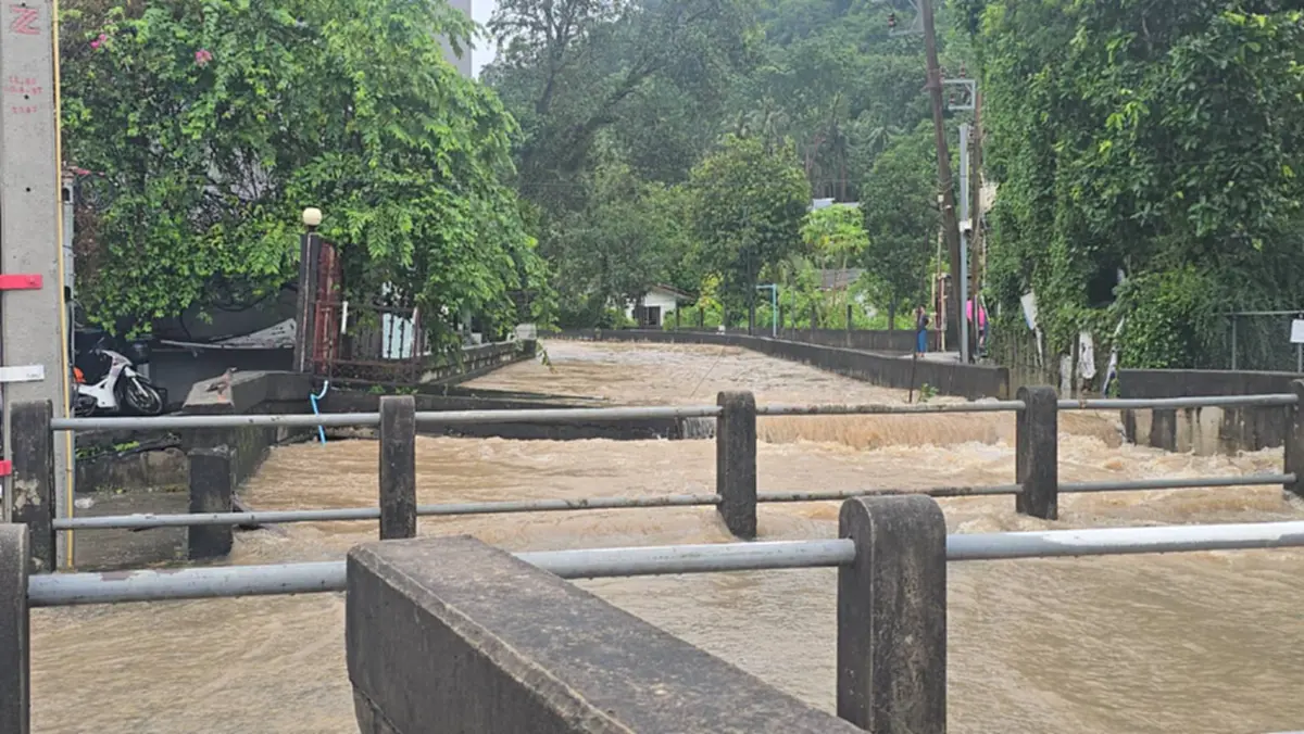 พิษฝนตกหนัก ทำภูเก็ตอ่วมน้ำท่วมเมือง คลองบางใหญ่สูง 3 เมตร