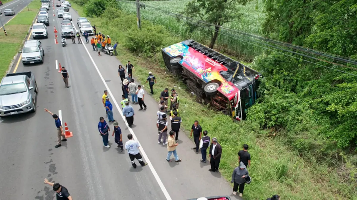 ด่วน รถบัสนักเรียนทัศนศึกษาพลิกคว่ำ ครู-นักเรียน 57 บาดเจ็บ
