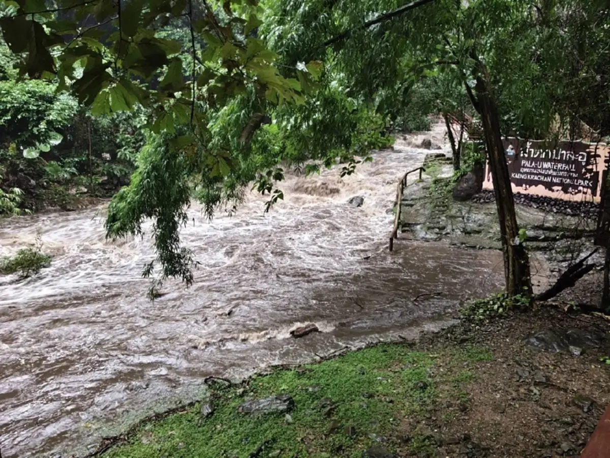 แก่งกระจานปิด "โป่งลึก-ป่าละอู" หลังฝนตกหนักน้ำป่าซัด