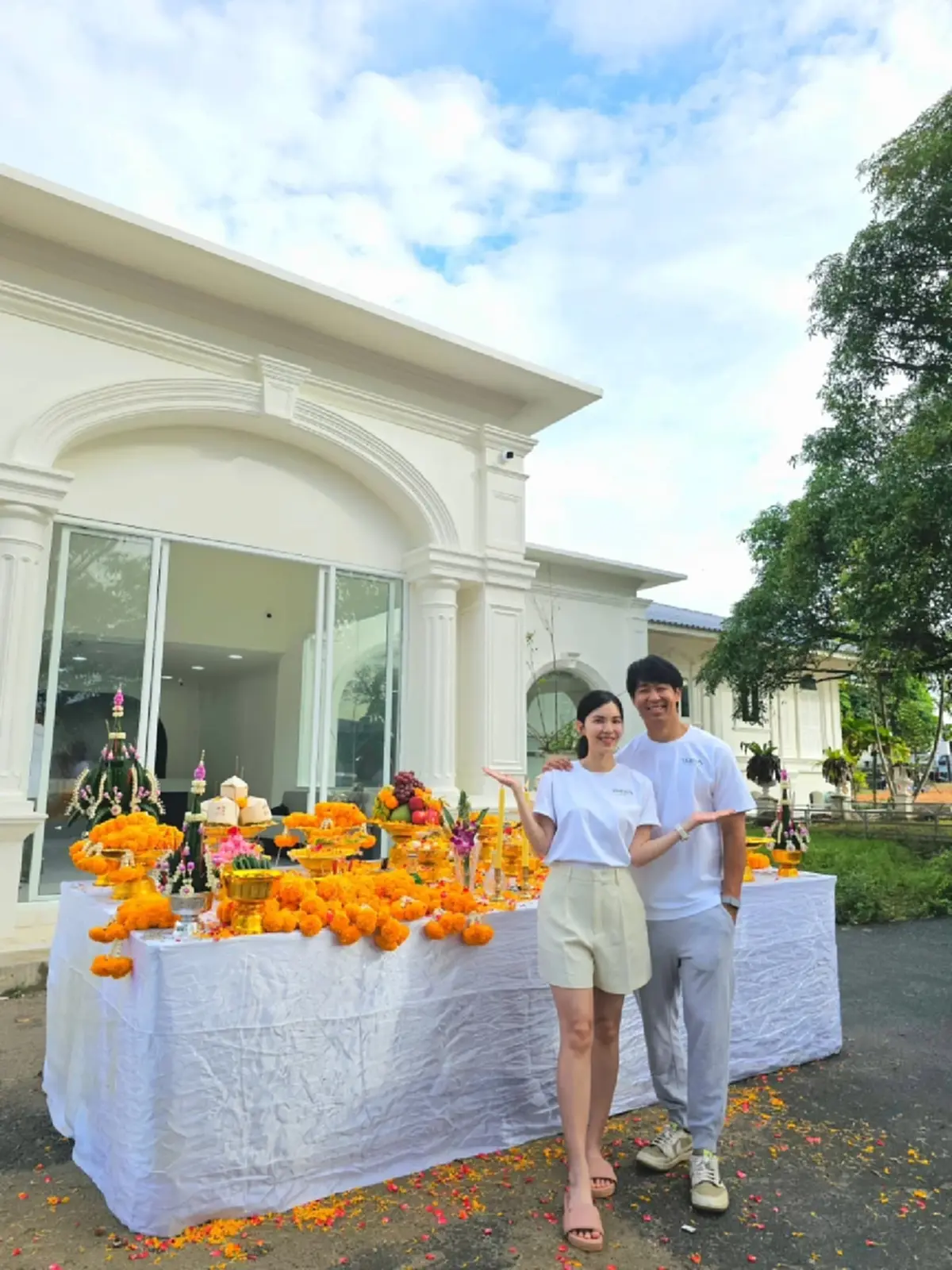 "บัว สโรชา" ถือฤกษ์ดีบวงสรวงคาเฟ่ใหม่  ครอบครัวร่วมยินดี 