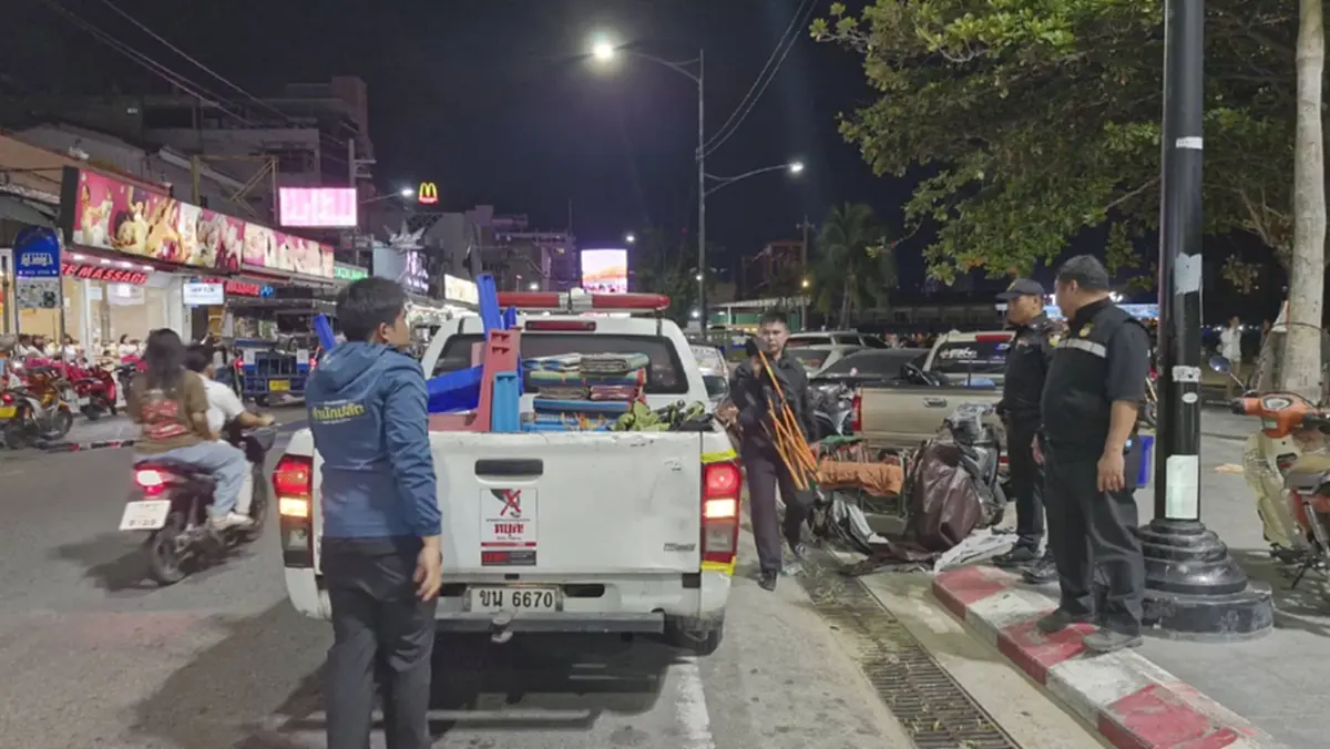 ดึกดื่นก็ไม่เว้น! เทศกิจพัทยาลุยยึดเก้าอี้-เสื่อเช่าริมหาด