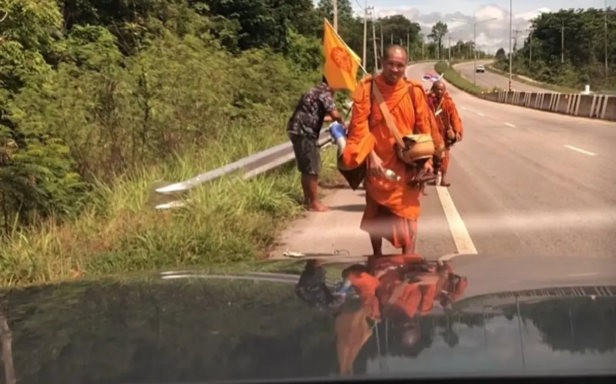 หนุ่มใจบุญ เผยคลิปถวายน้ำพระธุดงค์ ก่อนเกิดเหตุสลด ชาวเน็ตอาลัย