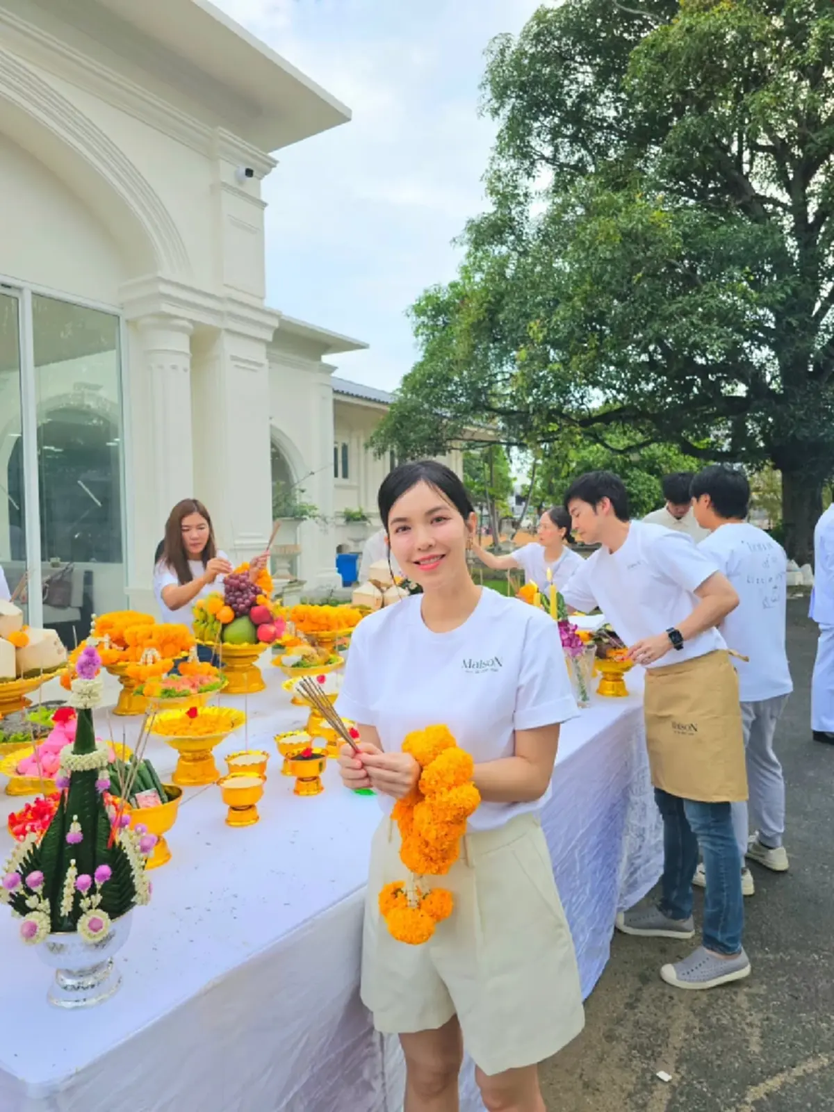 "บัว สโรชา" ถือฤกษ์ดีบวงสรวงคาเฟ่ใหม่  ครอบครัวร่วมยินดี 