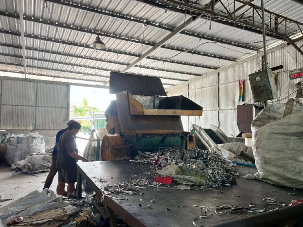 สลดคาโรงงาน! คนงานหญิงพลัดตกเครื่องบดอะลูมิเนียม ดับต่อหน้า