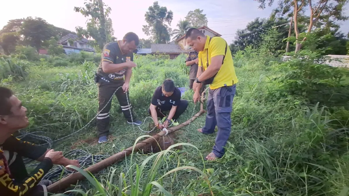 สลดต่อหน้าภรรยา! ชายวัย 52 พลัดตกบ่อน้ำร้าง ขณะเกี่ยวหญ้าให้วัว