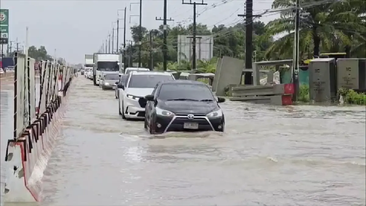 ฝนถล่มระยองหนักสุดในรอบปี! น้ำท่วมสุขุมวิท การจราจรติดขัดหนัก