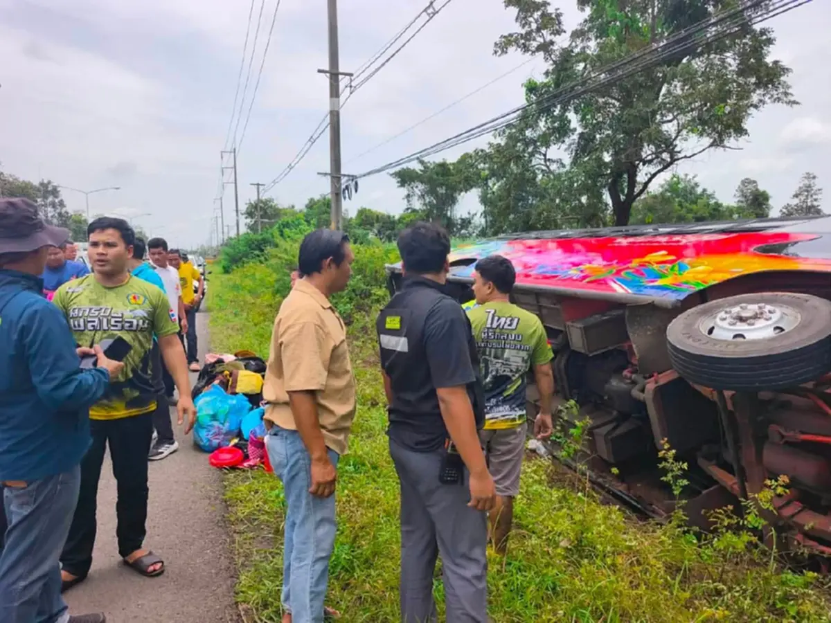 เห็นคาตา วงจรปิดระทึก นาทีรถบัสนักเรียนคว่ำลงข้างทางเจ็บระนาว
