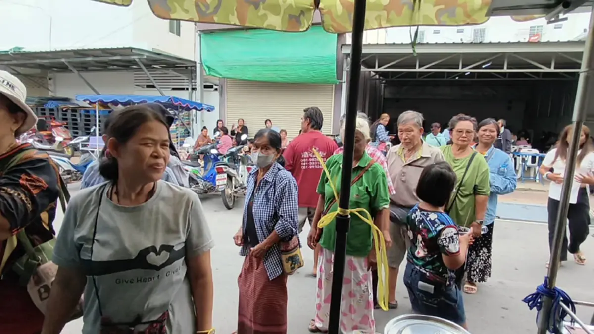 น้ำใจงาม! แม่ค้าอุทัยฯ แจกพุทราฟรี คนรออุทธรณ์บัตรคนจน