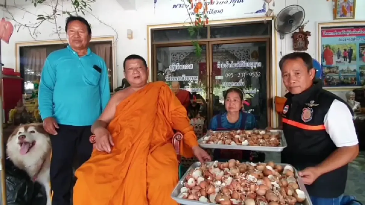 สุขใจทั้งวัด! ชาวบ้านหอบเปลือกไข่ต่อคิวแลกไข่ เซฟเงิน ลดขยะ