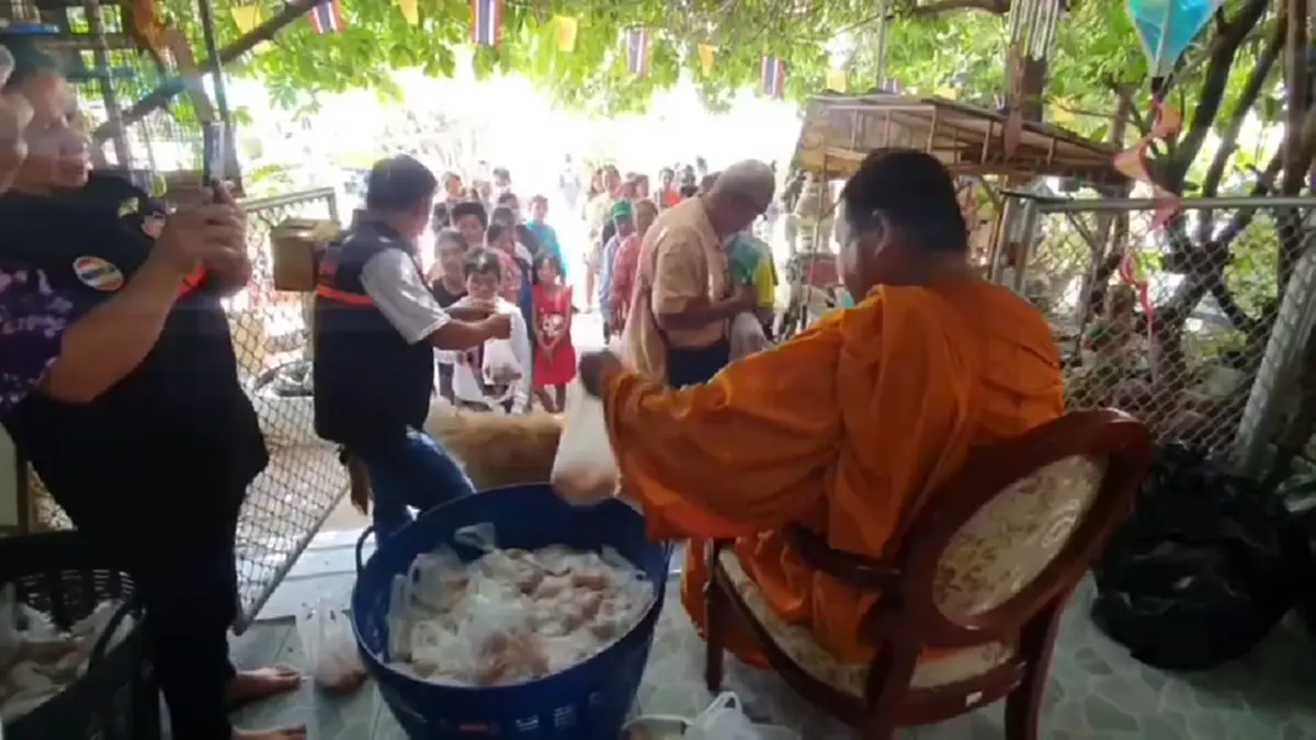 สุขใจทั้งวัด! ชาวบ้านหอบเปลือกไข่ต่อคิวแลกไข่ เซฟเงิน ลดขยะ
