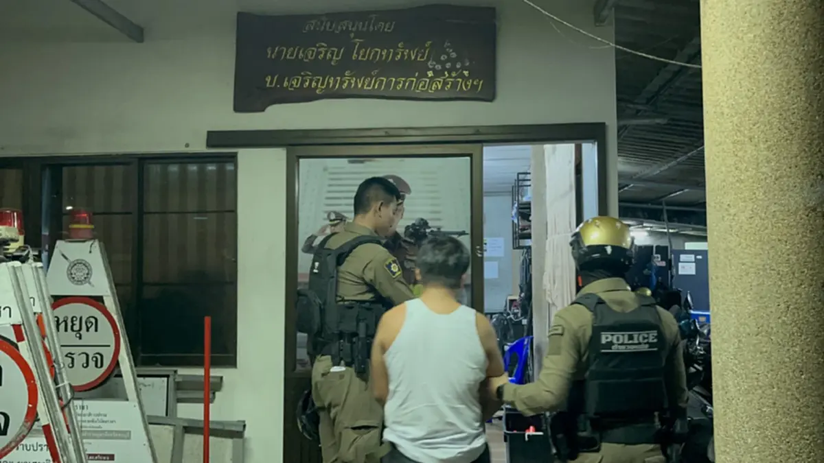 เดินประกบไม่ห่าง! สาวเอะใจหันกลับดู เจอเต็มตา รีบตะโกนลั่นห้าง