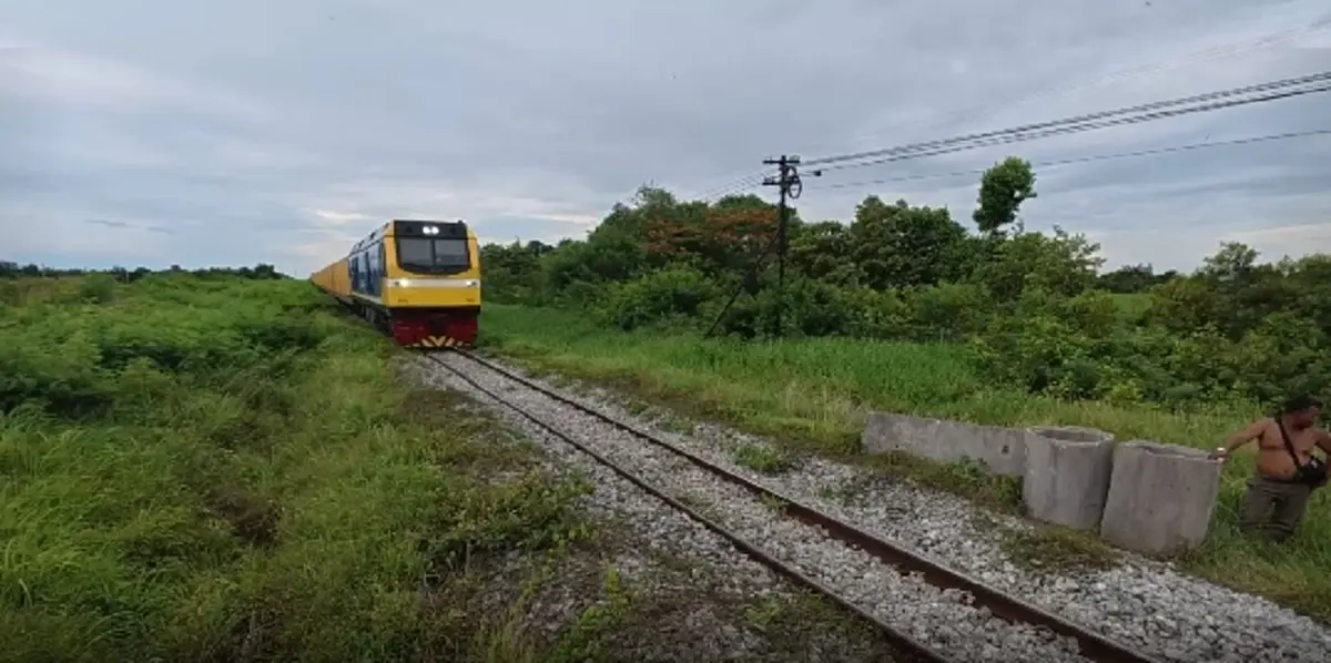 นาทีเศร้า! สาวใหญ่วัย 69 ถูกรถไฟชนดับ พระถอดจีวรคลุมร่าง