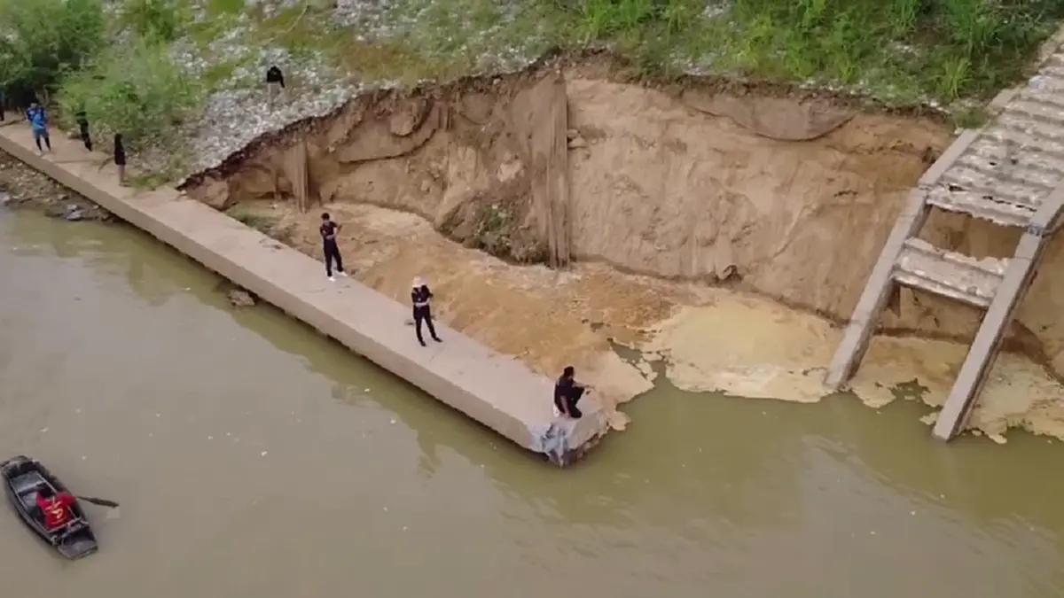 เขื่อนเรียงหินถล่มยาว 300 เมตร ชาวบ้านตัดเชือกลากแพหนีตาย