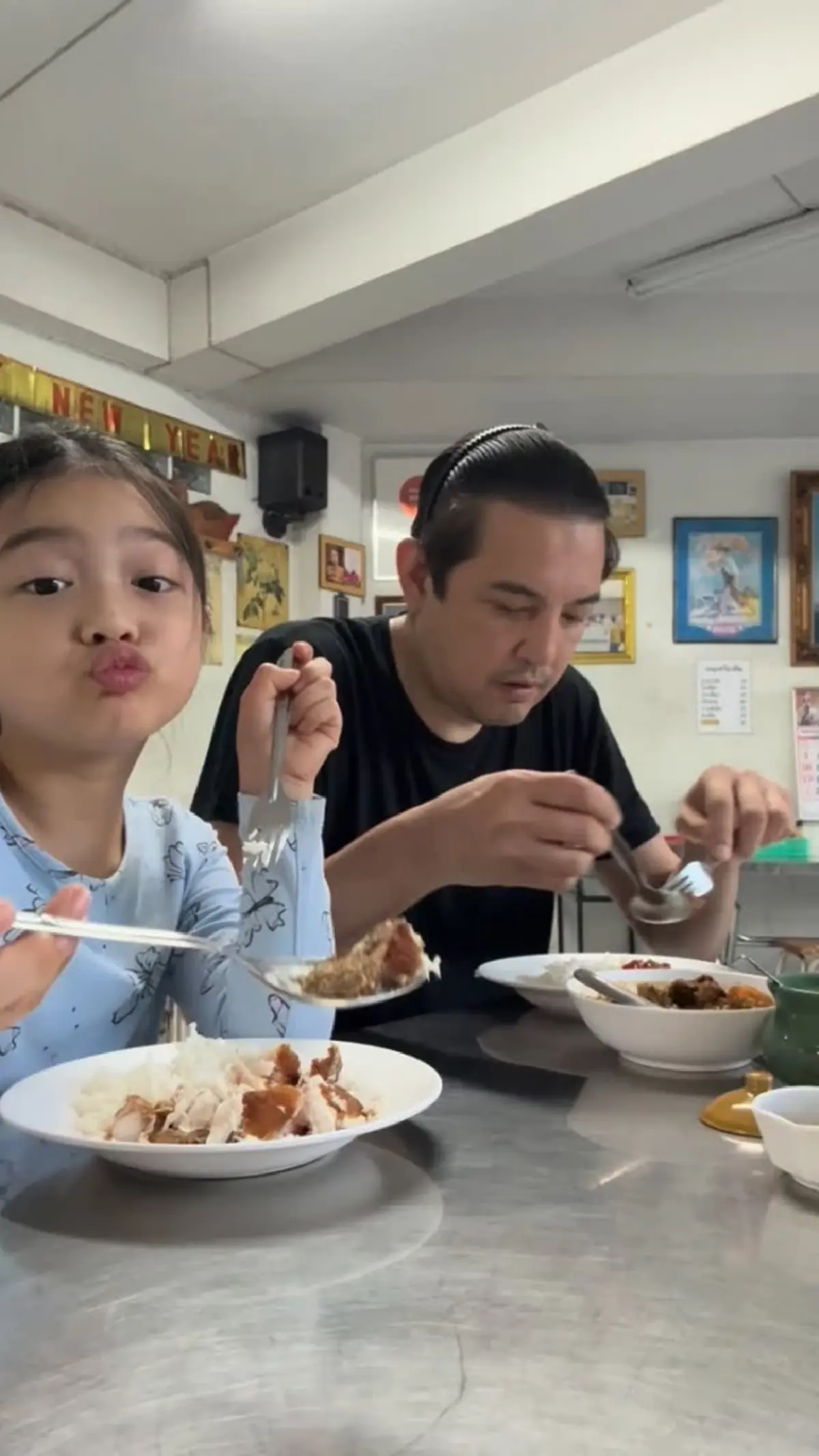 "น้องวีจิ" ลูกสาว "หนุ่ม ศรราม" สวมชุดไทยถอนสายบัวสุดอ่อนช้อย 