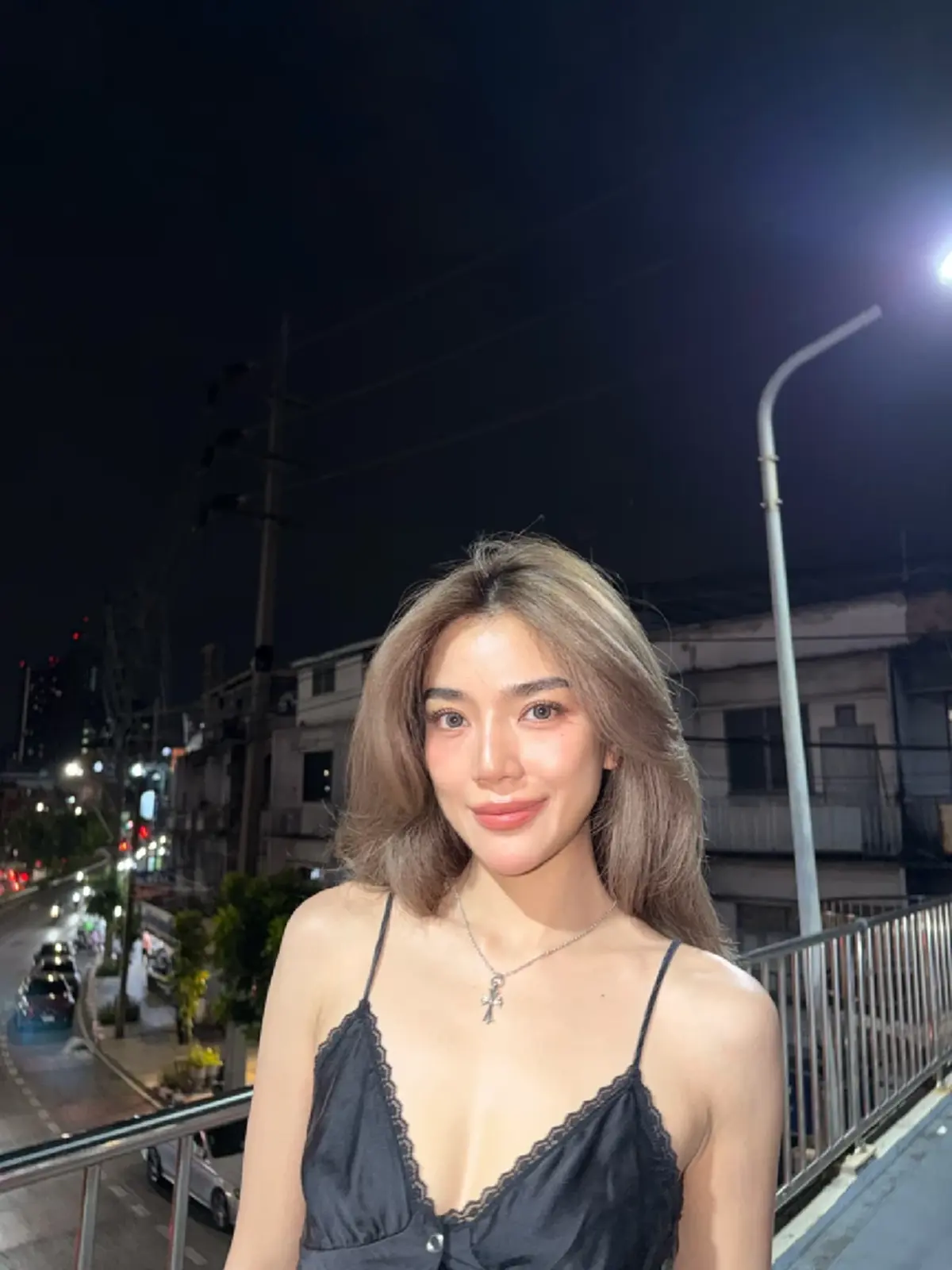 "เลดี้ปราง" สาดออร่ากลางดึก สวยจึ้งจนลืมมองวิวสะพานลอย