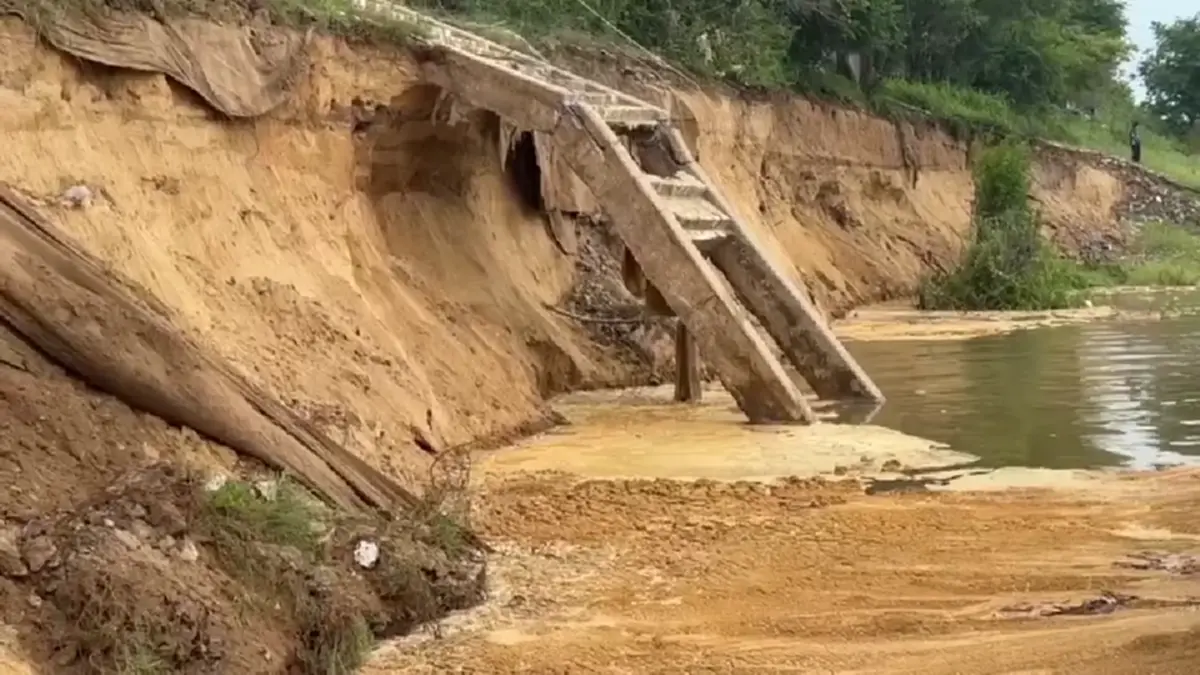 เขื่อนเรียงหินถล่มยาว 300 เมตร ชาวบ้านตัดเชือกลากแพหนีตาย
