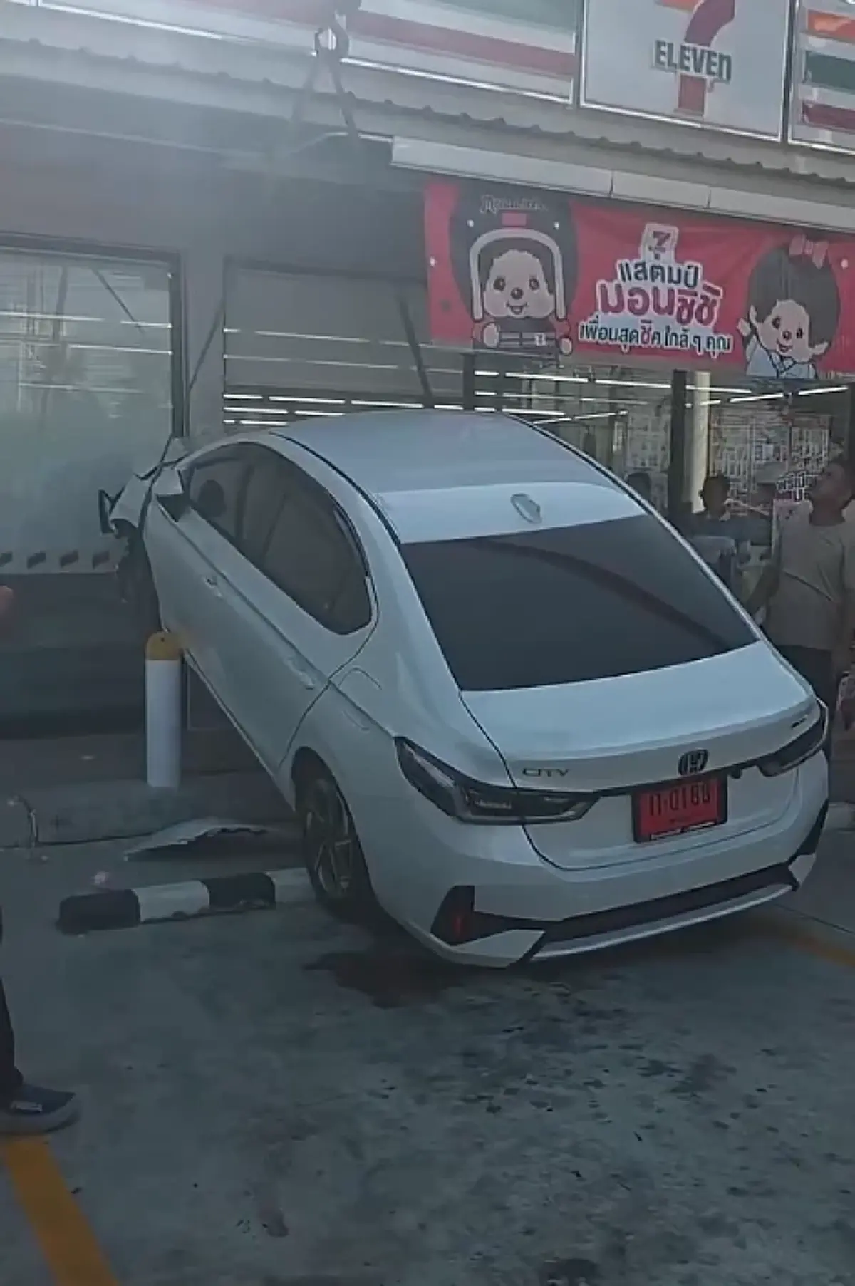 สาวขับเก๋งป้ายแดง พุ่งชนร้านสะดวกซื้อ ชาวเน็ตหลุดโฟกัสทะเบียน