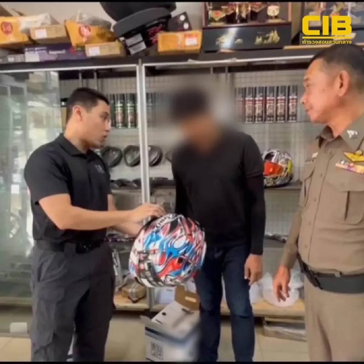 ทลายแหล่งจำหน่าย"หมวกกันน็อคปลอม"แบรนด์ดัง ไม่มี มอก.