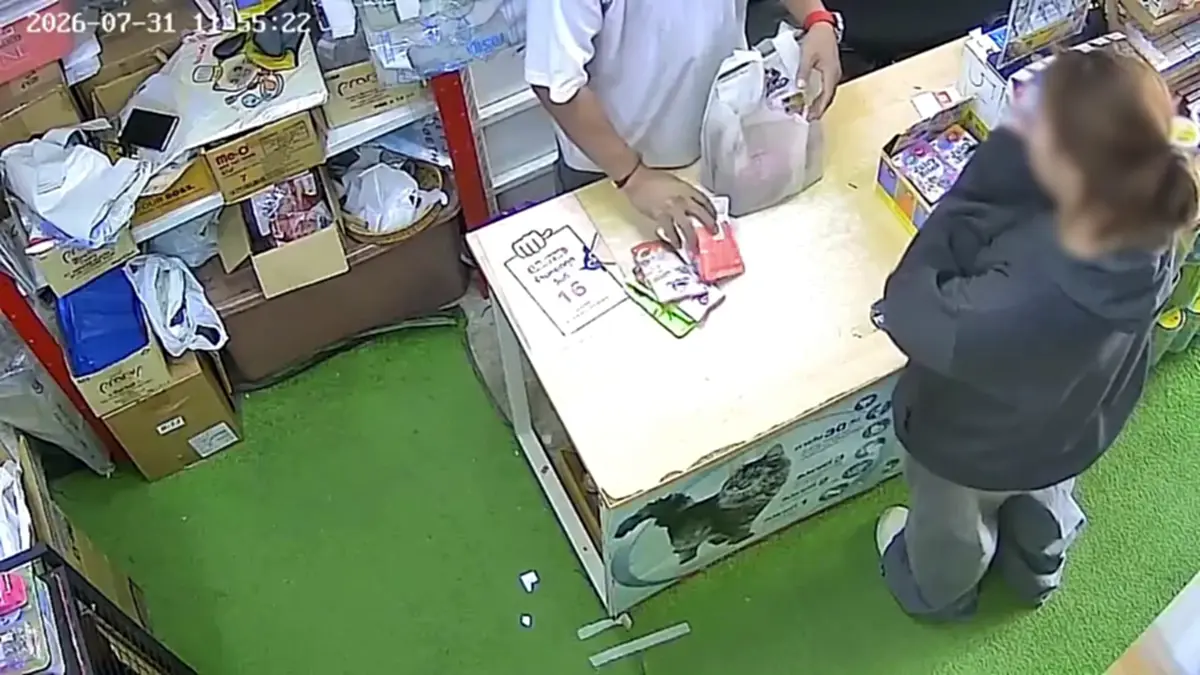 หญิงซุกอาหารแมวเปียกในเสื้อ เจ้าของร้านไม่เอาเรื่อง