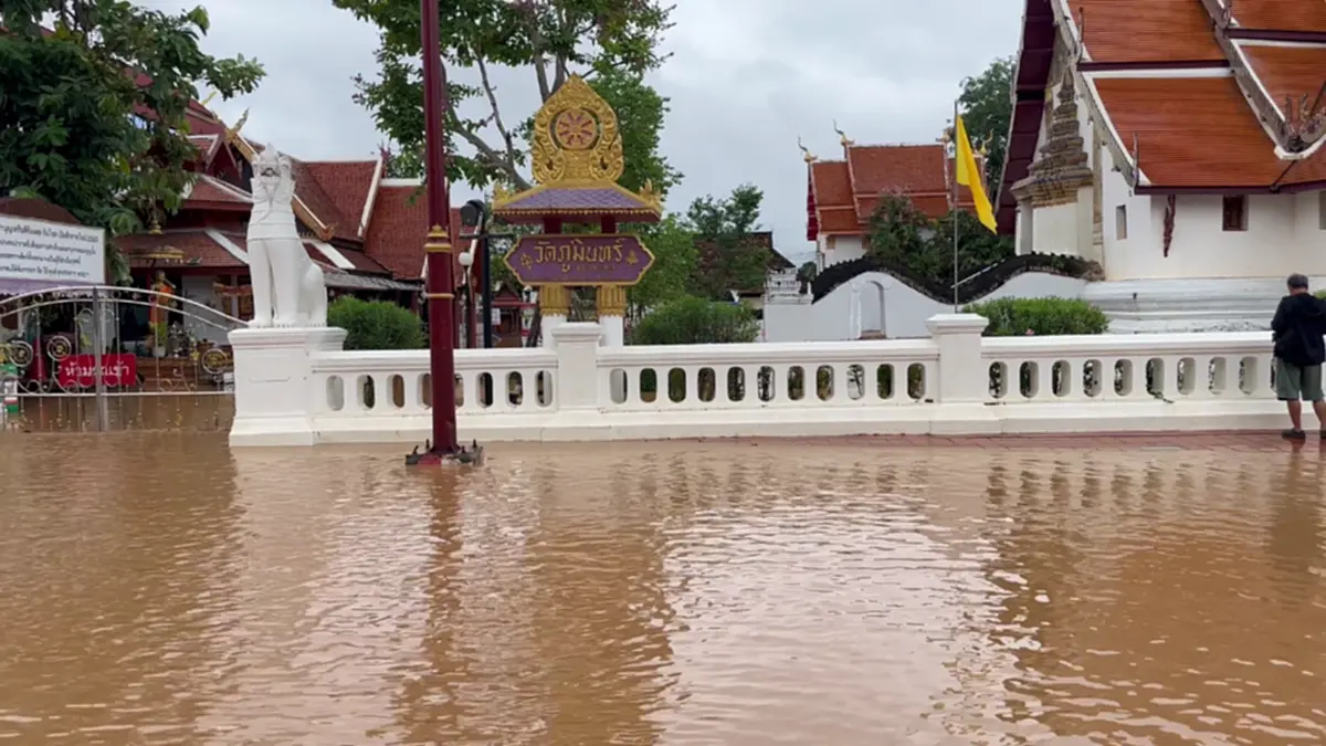 เมืองน่านอ่วม! น้ำล้นพนังกั้นท่วมวัดภูมินทร์ สูง 1.5 เมตร