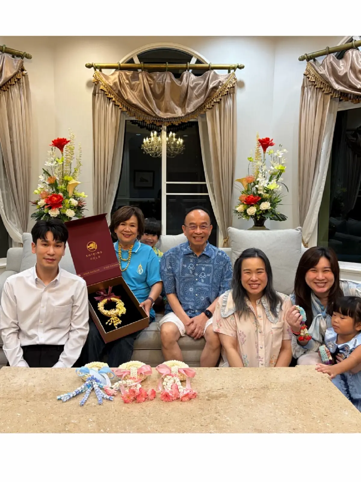 อลังการสมฐานะ  ‘พีท กันตพร’ มอบพวงมาลัยทองคำแท้กราบคุณแม่ 