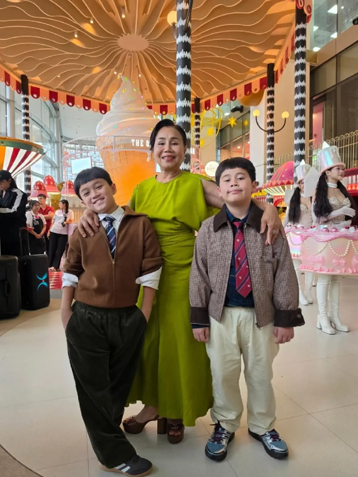 ห้างแตก  "ชมพู่ อารยา" ยกทัพลูกๆออกงาน แฟนคลับแห่แซวโตเร็วมาก