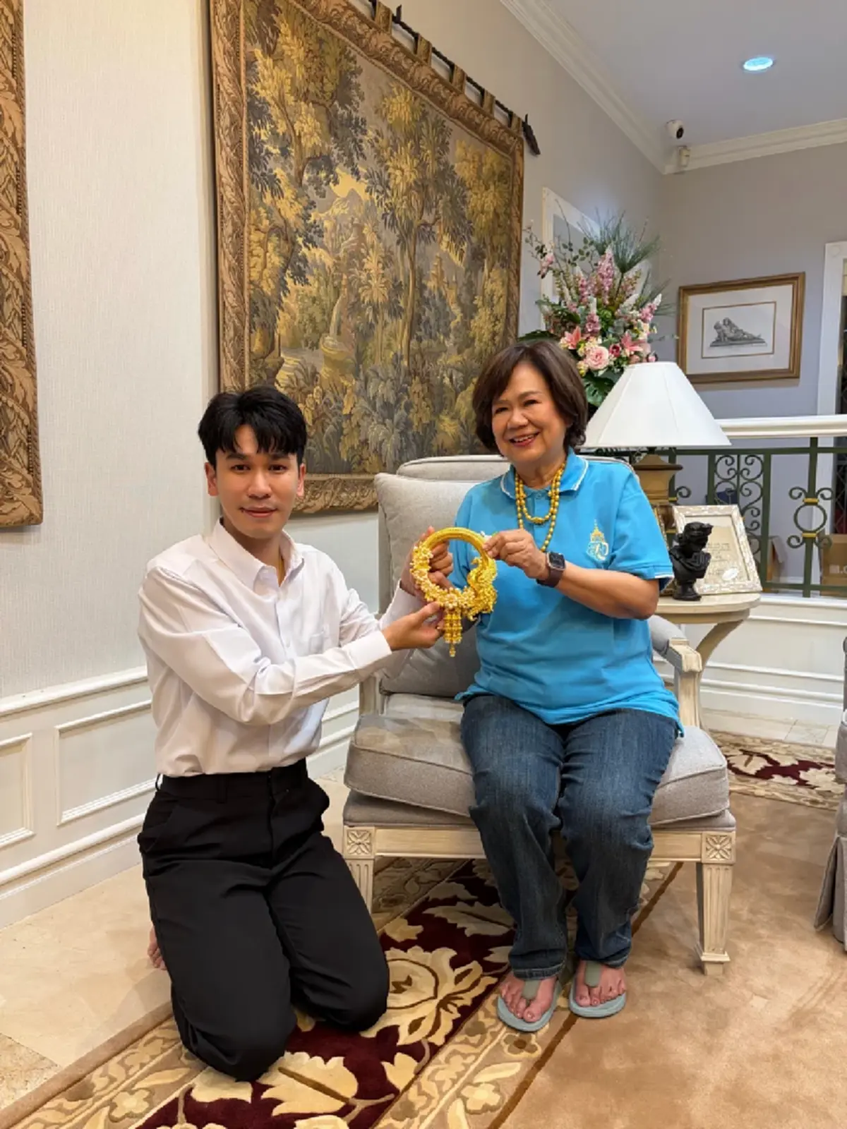 อลังการสมฐานะ  ‘พีท กันตพร’ มอบพวงมาลัยทองคำแท้กราบคุณแม่ 