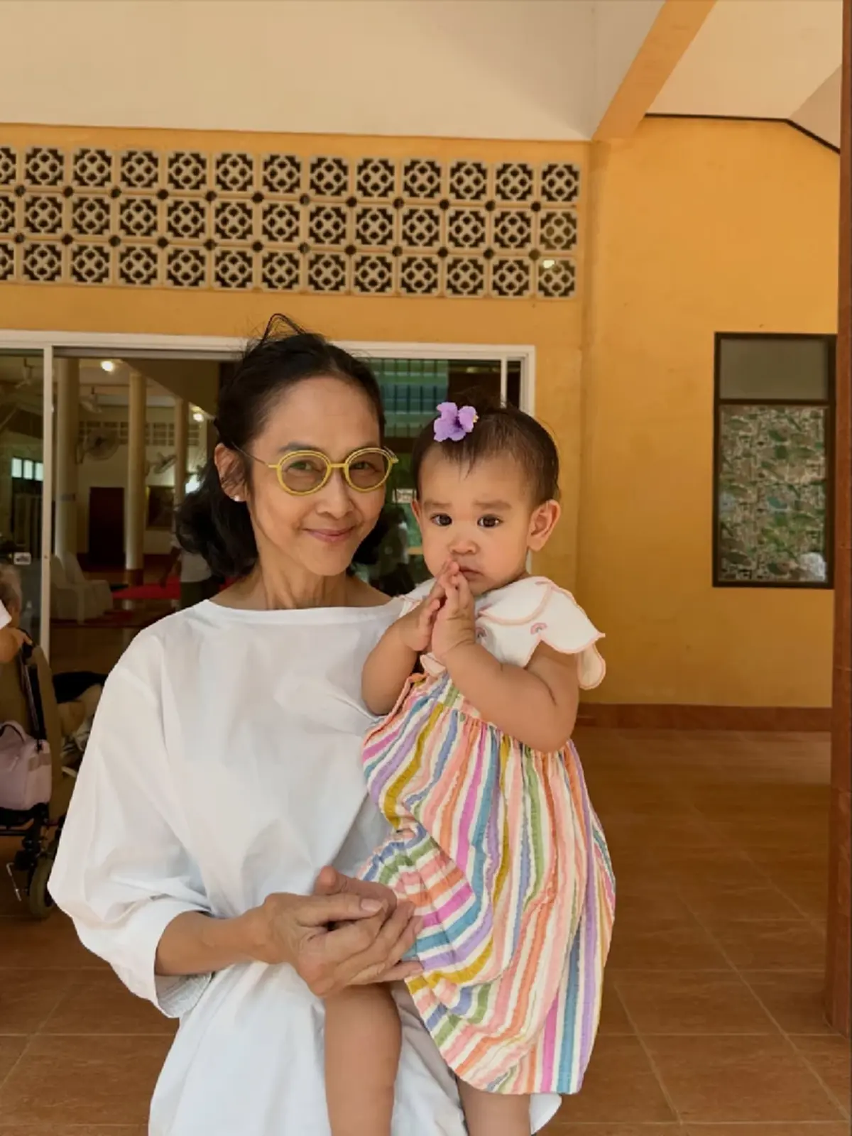 นักแสดงรุ่นใหญ่ ขึ้นแท่นคุณย่าป้ายแดง อวดหลานสาวตัวน้อย 