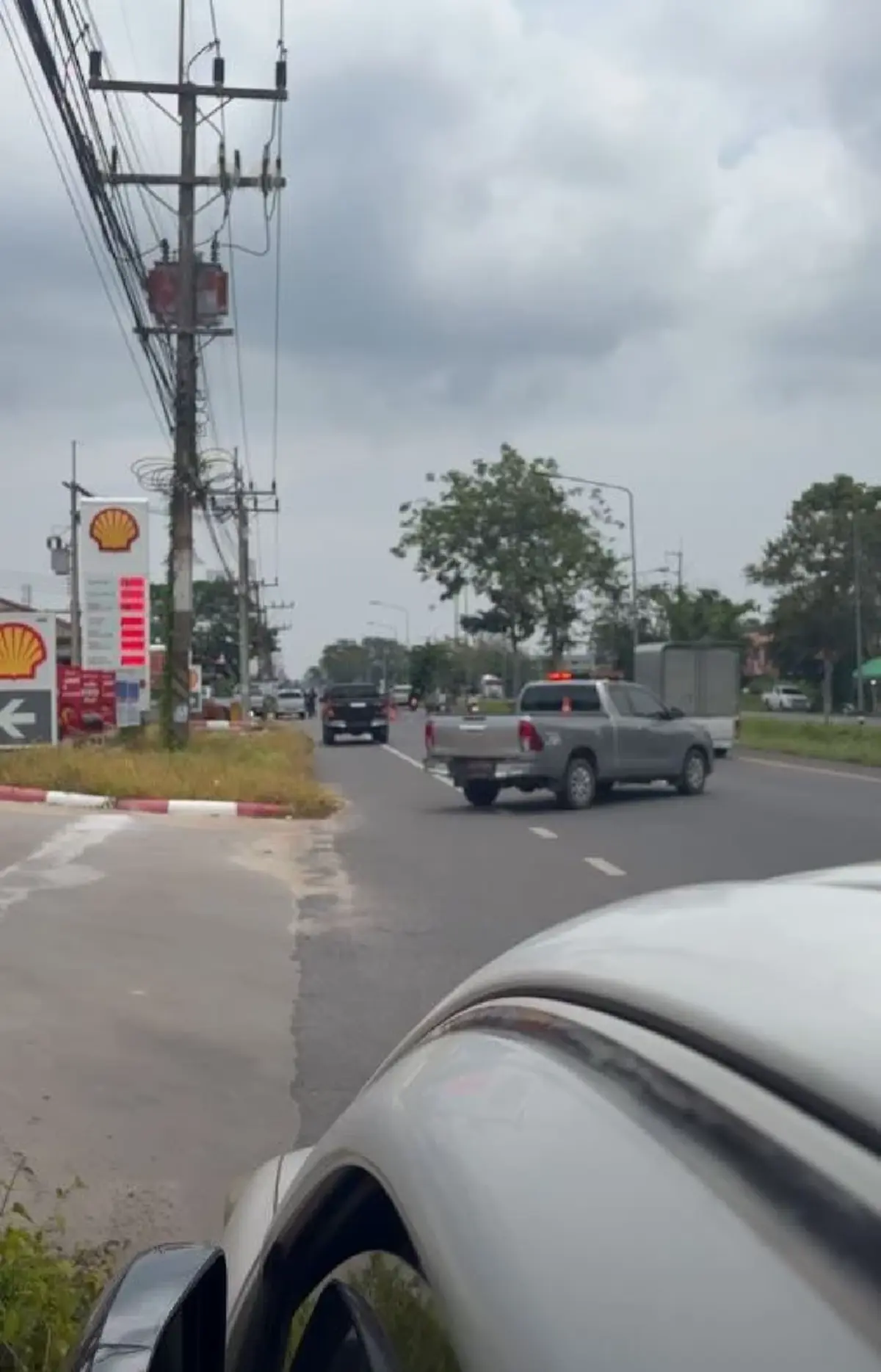 ด่วน คนร้ายอุกอาจรัวถล่มใส่ตำรวจ หน้าสนง.สรรพสามิต ปัตตานี 