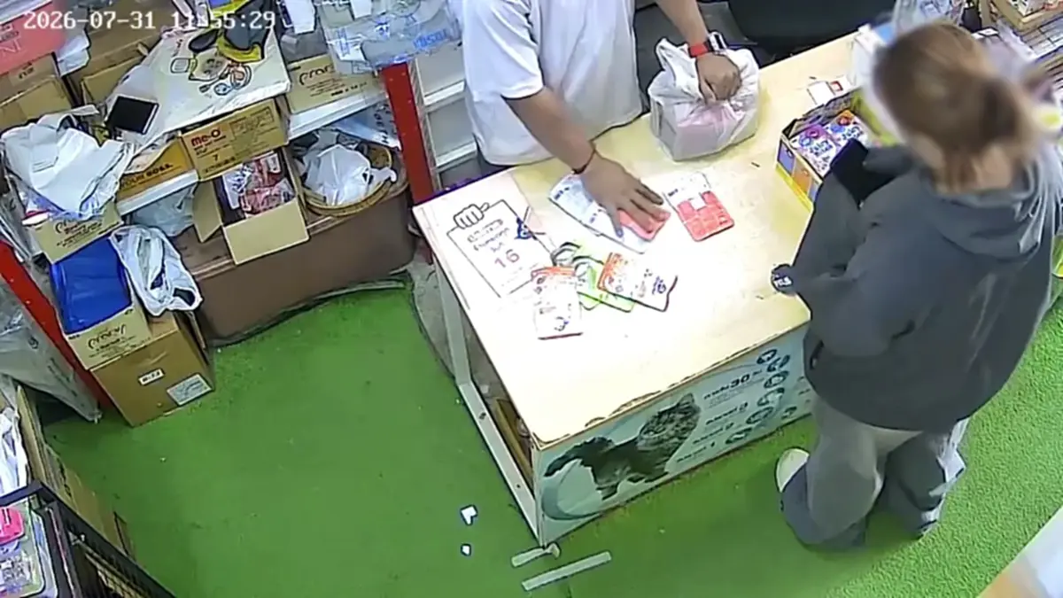หญิงซุกอาหารแมวเปียกในเสื้อ เจ้าของร้านไม่เอาเรื่อง