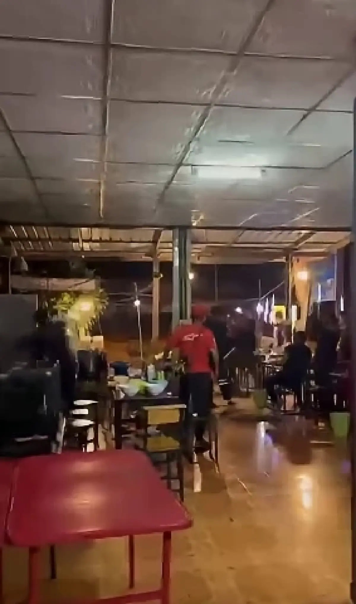 สุดห้าว "กระบะแต่ง" บุกพังร้านก๋วยเตี๋ยวเละ ล่าสุดไหว้สวยแล้ว