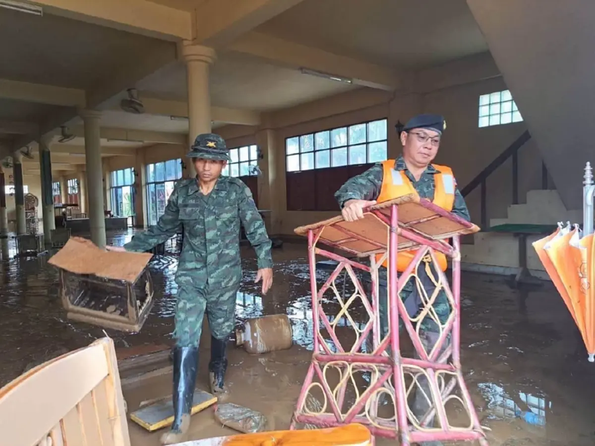 ศบภ.มทบ.38 ส่งกำลังพลเร่งฟื้นฟูอำเภอท่าวังผา หลังอุทกภัย
