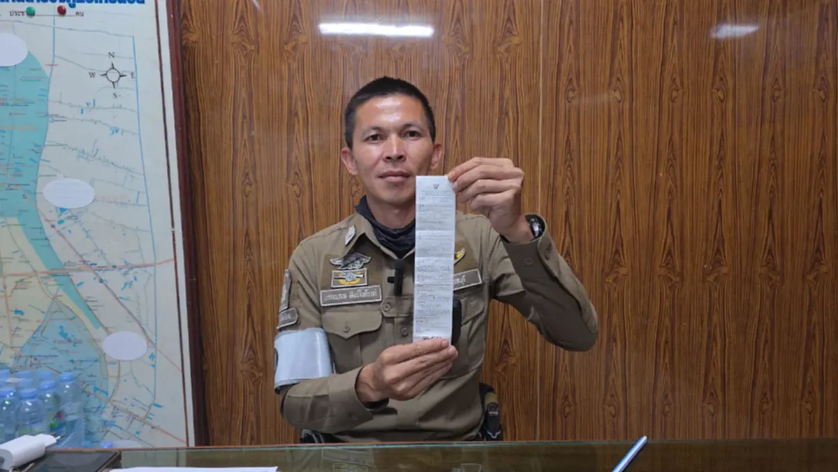 หนุ่มหัวร้อนท้าถอดเครื่องแบบใส่เดี่ยว "จ่าจักร" หลังโดนล็อคล้อ