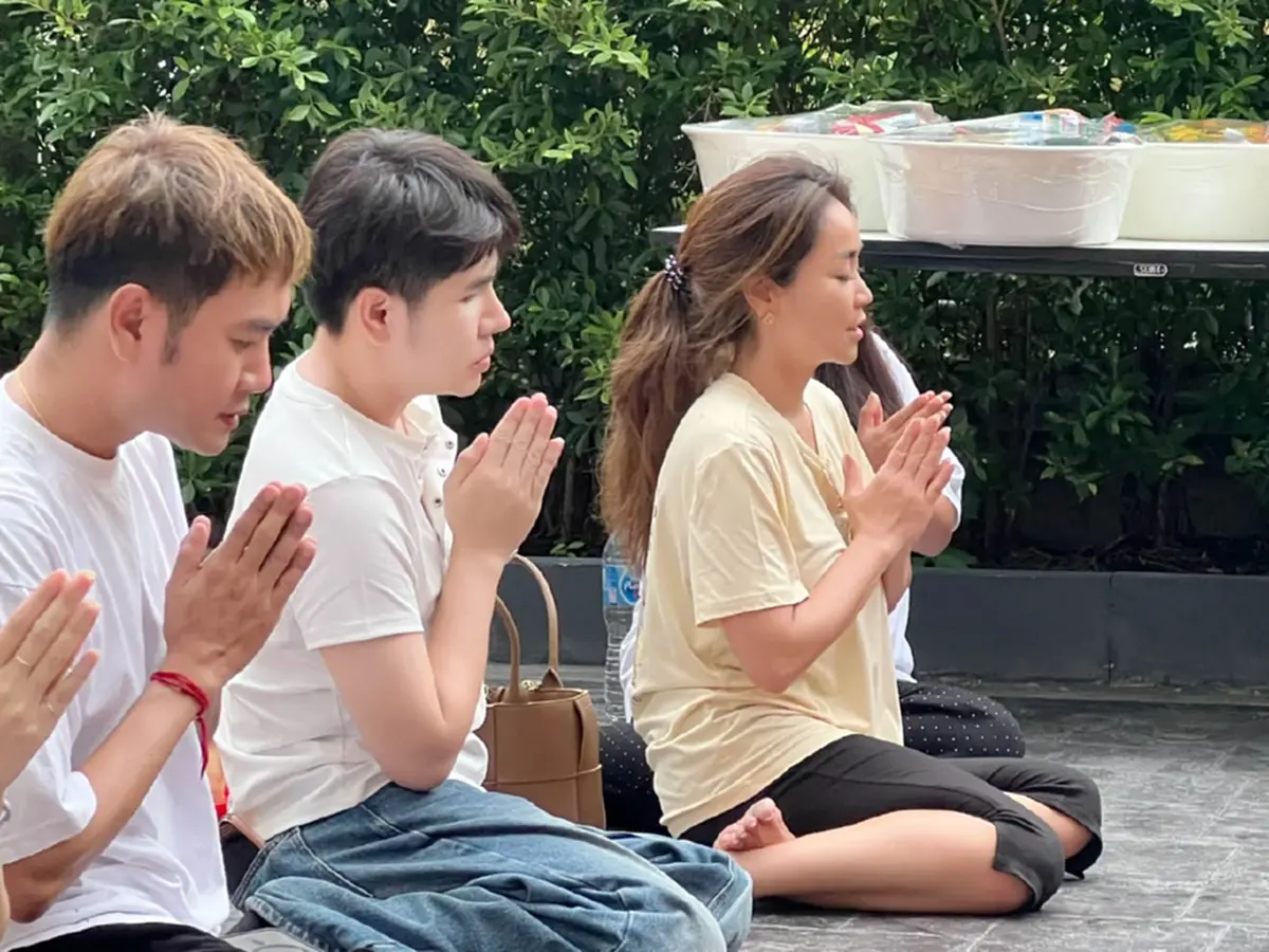 แห่โฟกัสเลขธูป "จูน กษมา" ทำบุญวันเกิด เลี้ยงผีไร้ญาติ