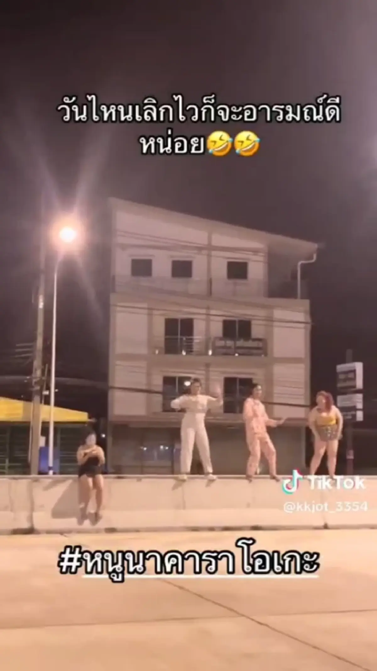 โดนแล้ว 5 สาว สร้างคอนเทนต์เต้นหวาดเสียว ตีลังกา กลางถนนสุขุมวิท