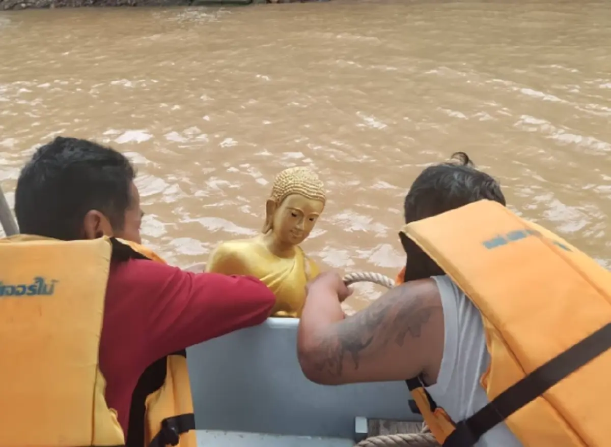 ฮือฮา "พระสิวลีลอยน้ำ" โผล่ติดหน้าวัด ชาวบ้านแห่กราบห็นเลขโผล่