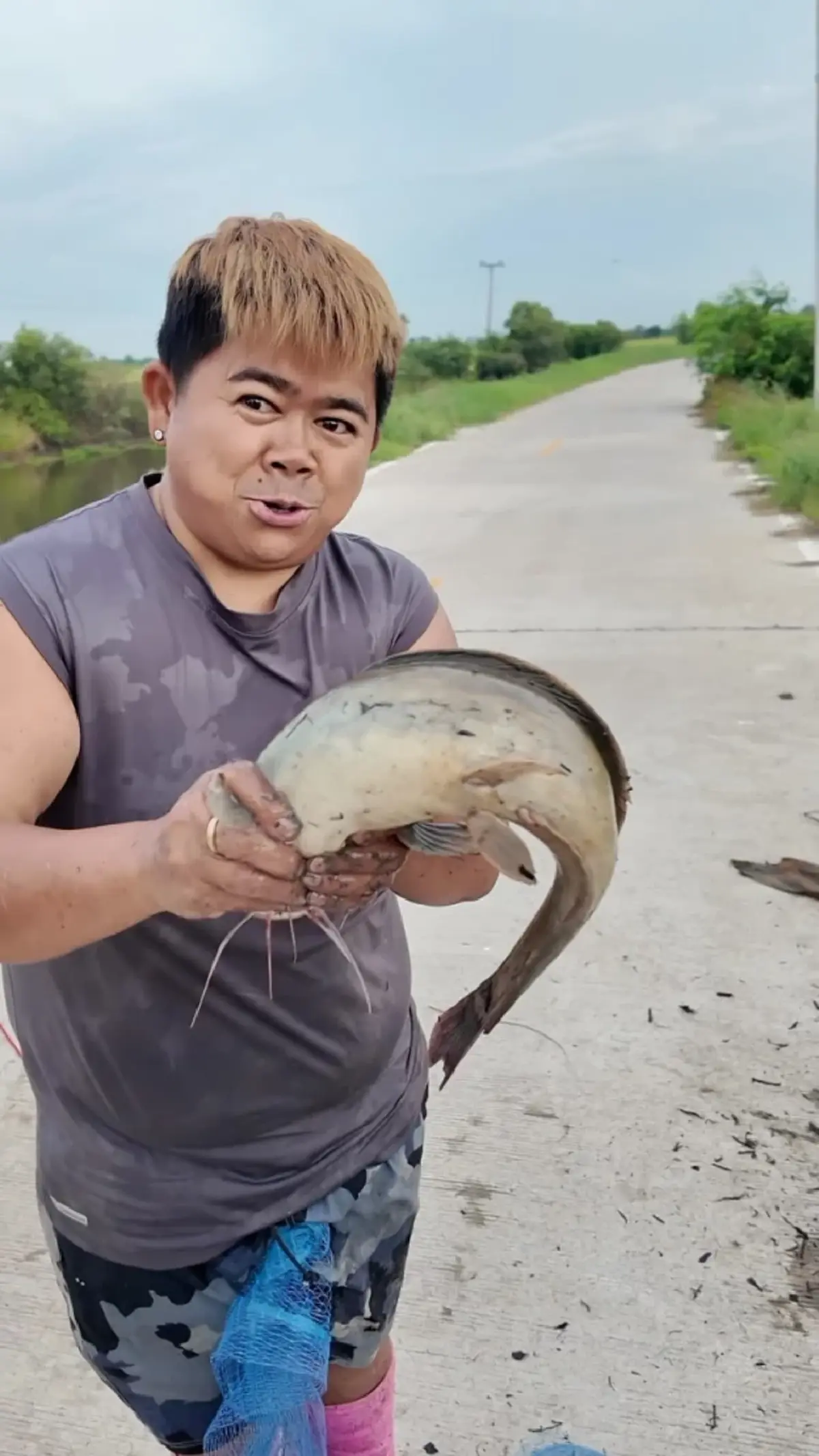 วิถีเรียบง่าย "โก๊ะตี๋" ควงหวานใจ หว่านแหจับปลา ทำอาหารสุดอบอุ่น