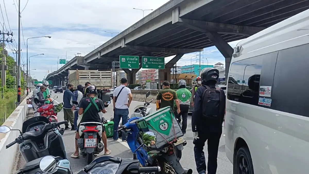 ไรเดอร์วัย 39 ชนท้ายรถบรรทุกดับสลด! ค้นกระเป๋าเจอสิ่งนี้ซุกอยู่